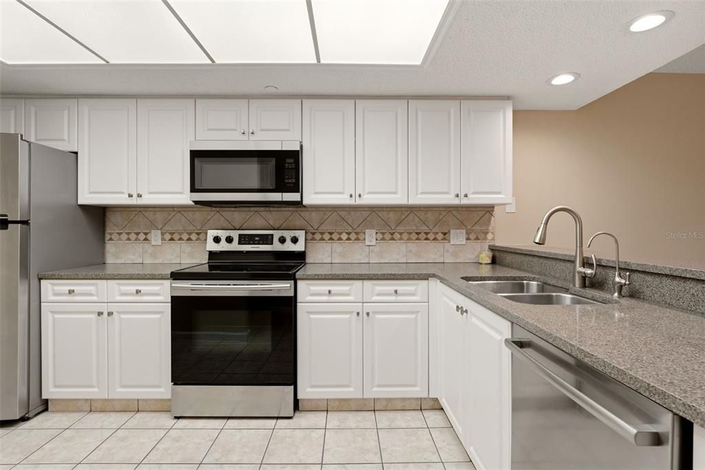 For Sale: $144,990 (2 beds, 2 baths, 936 Square Feet)