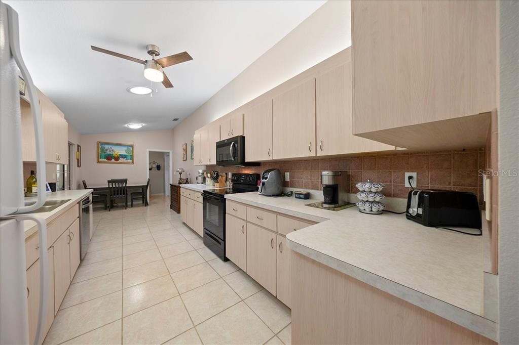For Sale: $225,000 (2 beds, 2 baths, 1432 Square Feet)
