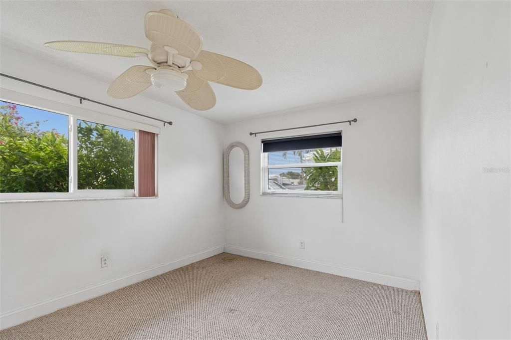 For Sale: $250,000 (2 beds, 1 baths, 1054 Square Feet)