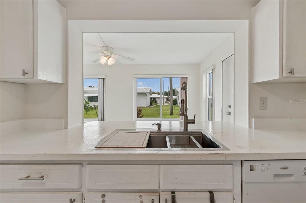 For Sale: $250,000 (2 beds, 1 baths, 1054 Square Feet)