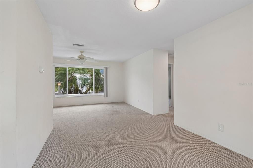 For Sale: $250,000 (2 beds, 1 baths, 1054 Square Feet)