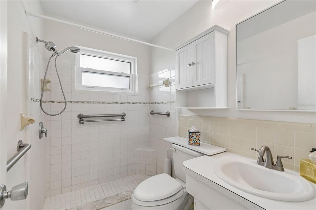 For Sale: $250,000 (2 beds, 1 baths, 1054 Square Feet)