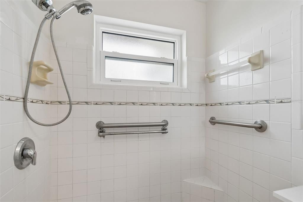 For Sale: $250,000 (2 beds, 1 baths, 1054 Square Feet)