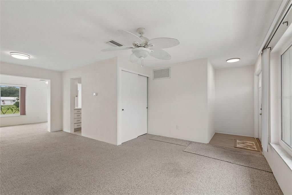 For Sale: $250,000 (2 beds, 1 baths, 1054 Square Feet)