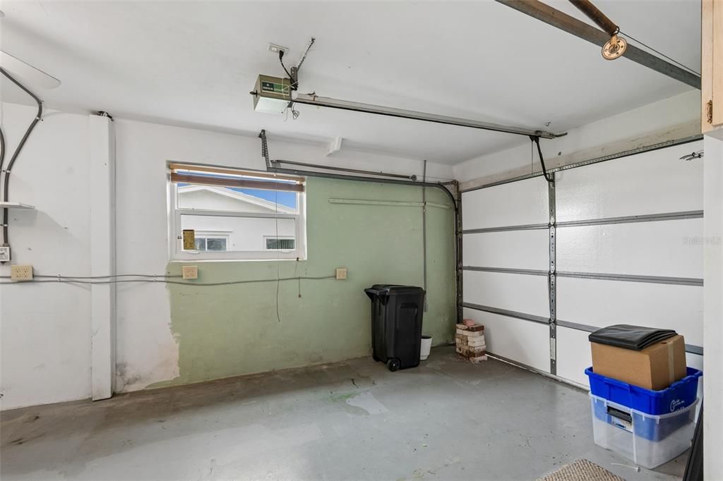 For Sale: $250,000 (2 beds, 1 baths, 1054 Square Feet)