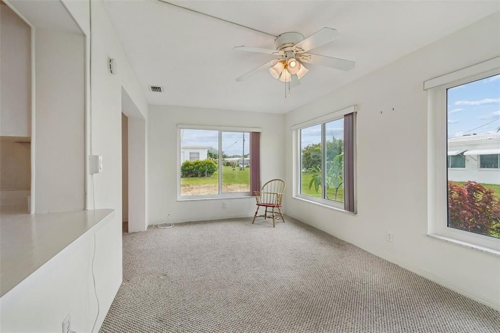 For Sale: $250,000 (2 beds, 1 baths, 1054 Square Feet)