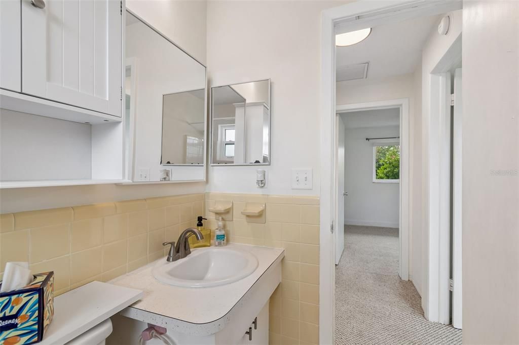 For Sale: $250,000 (2 beds, 1 baths, 1054 Square Feet)