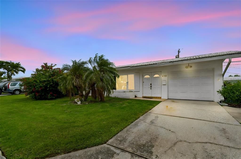 For Sale: $250,000 (2 beds, 1 baths, 1054 Square Feet)