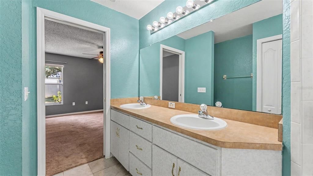 For Sale: $299,900 (3 beds, 2 baths, 1613 Square Feet)