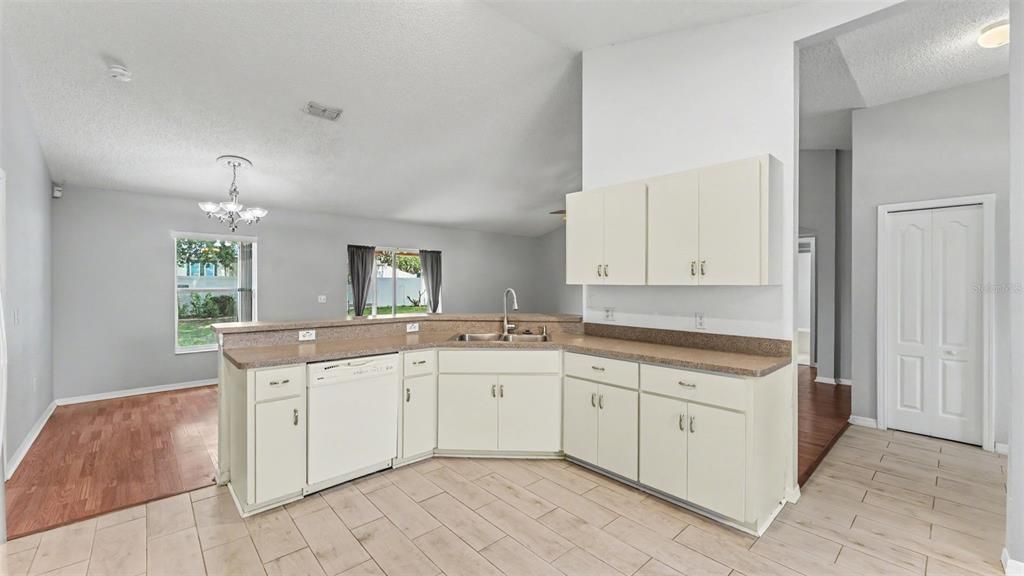 For Sale: $299,900 (3 beds, 2 baths, 1613 Square Feet)