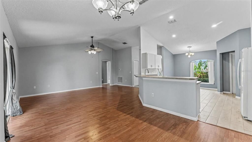 For Sale: $299,900 (3 beds, 2 baths, 1613 Square Feet)