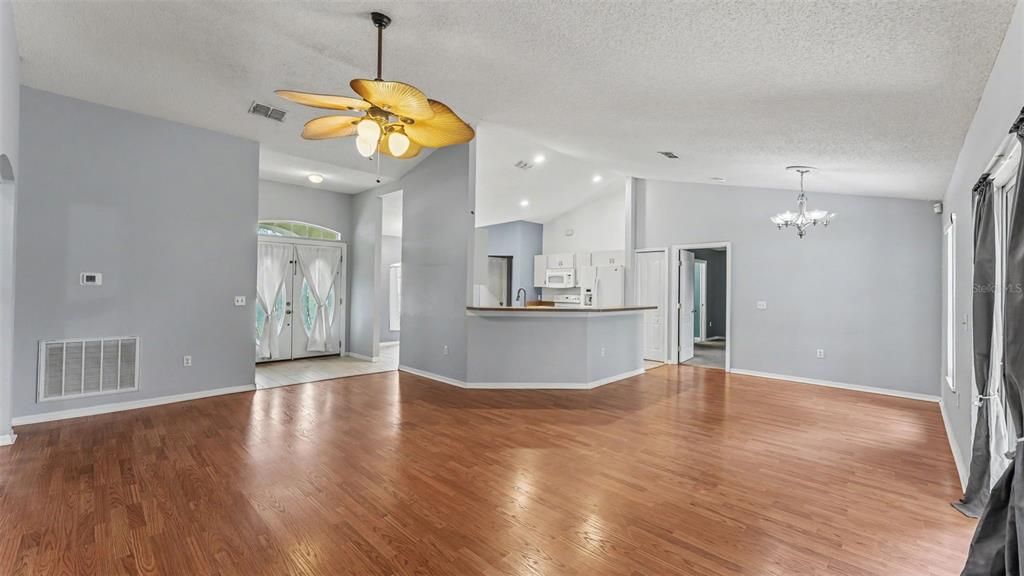 For Sale: $299,900 (3 beds, 2 baths, 1613 Square Feet)