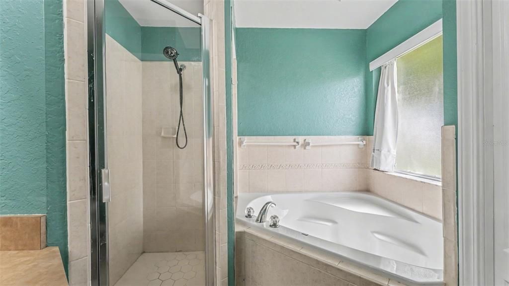 For Sale: $299,900 (3 beds, 2 baths, 1613 Square Feet)