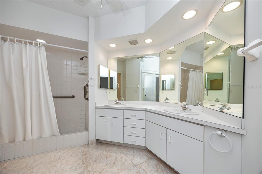 For Sale: $309,900 (2 beds, 2 baths, 1235 Square Feet)