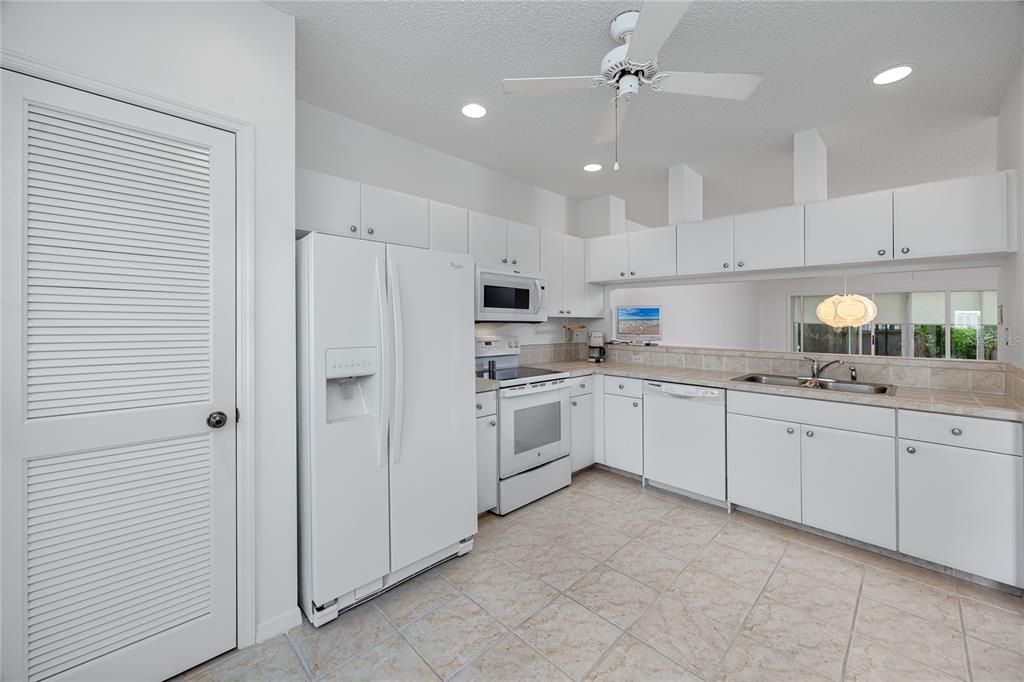 For Sale: $309,900 (2 beds, 2 baths, 1235 Square Feet)