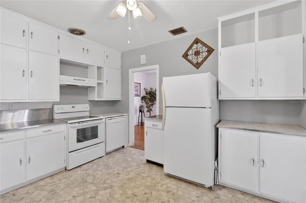 Activo con contrato: $225,000 (2 camas, 3 baños, 1353 Pies cuadrados)