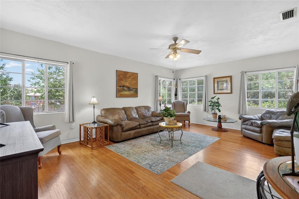 Activo con contrato: $225,000 (2 camas, 3 baños, 1353 Pies cuadrados)