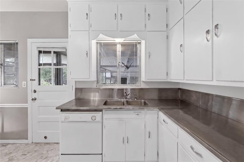 Activo con contrato: $225,000 (2 camas, 3 baños, 1353 Pies cuadrados)