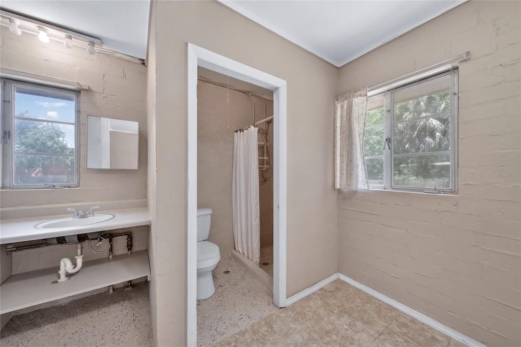 Activo con contrato: $225,000 (2 camas, 3 baños, 1353 Pies cuadrados)