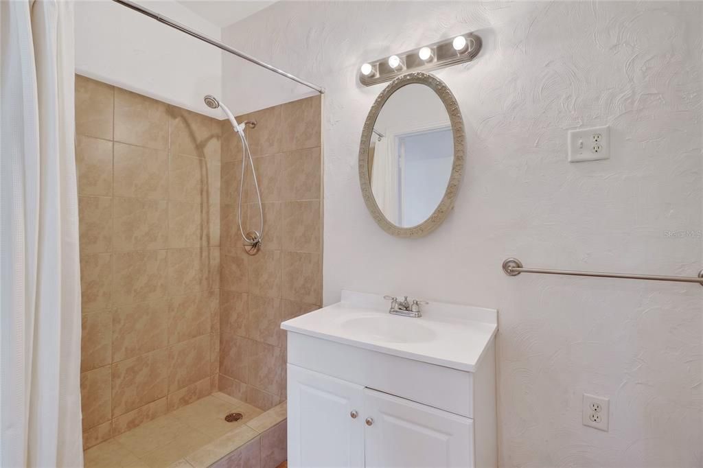 Activo con contrato: $225,000 (2 camas, 3 baños, 1353 Pies cuadrados)