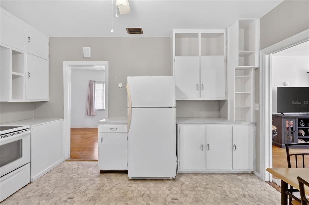 Activo con contrato: $225,000 (2 camas, 3 baños, 1353 Pies cuadrados)