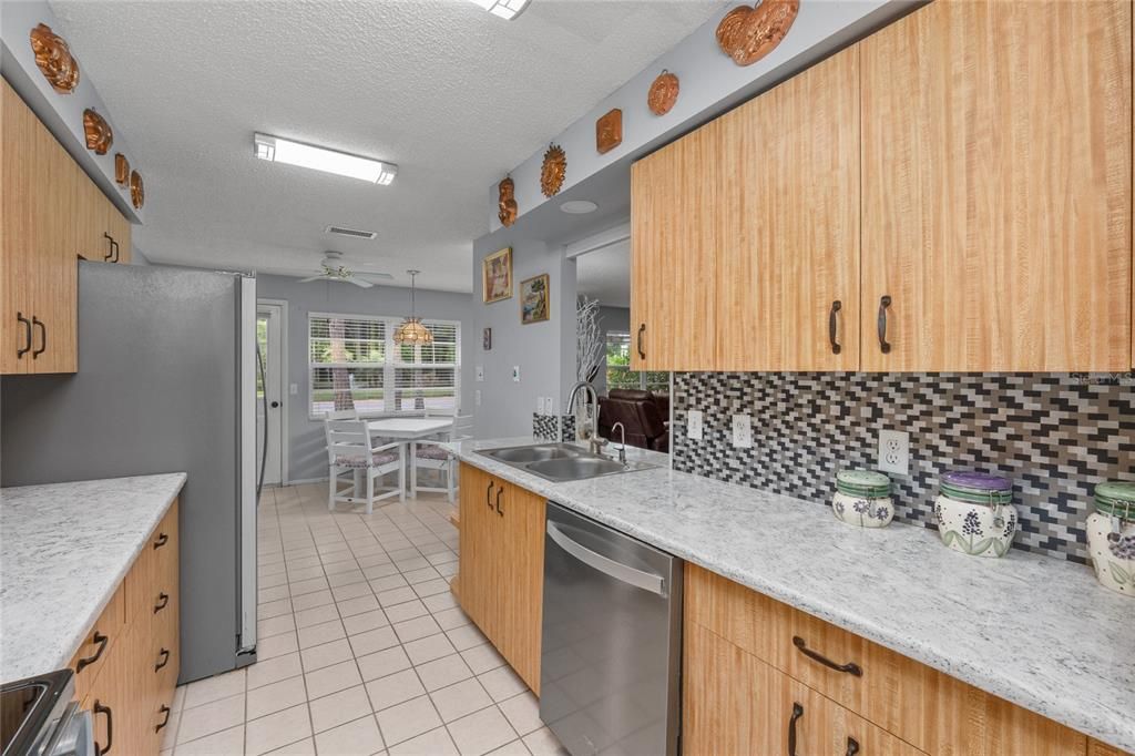 На продажу: $195,000 (2 спален, 2 ванн, 1215 Квадратных фут)