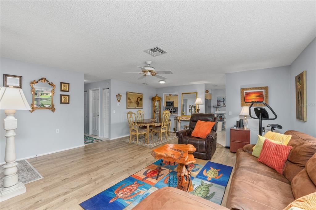 На продажу: $195,000 (2 спален, 2 ванн, 1215 Квадратных фут)