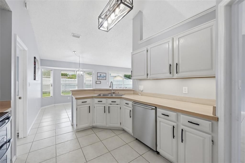 For Sale: $400,000 (3 beds, 2 baths, 1488 Square Feet)
