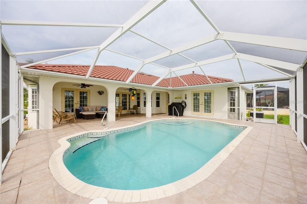 For Sale: $550,000 (3 beds, 2 baths, 2392 Square Feet)