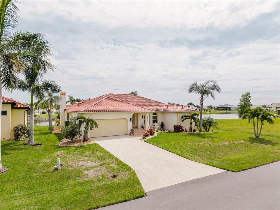 For Sale: $550,000 (3 beds, 2 baths, 2392 Square Feet)