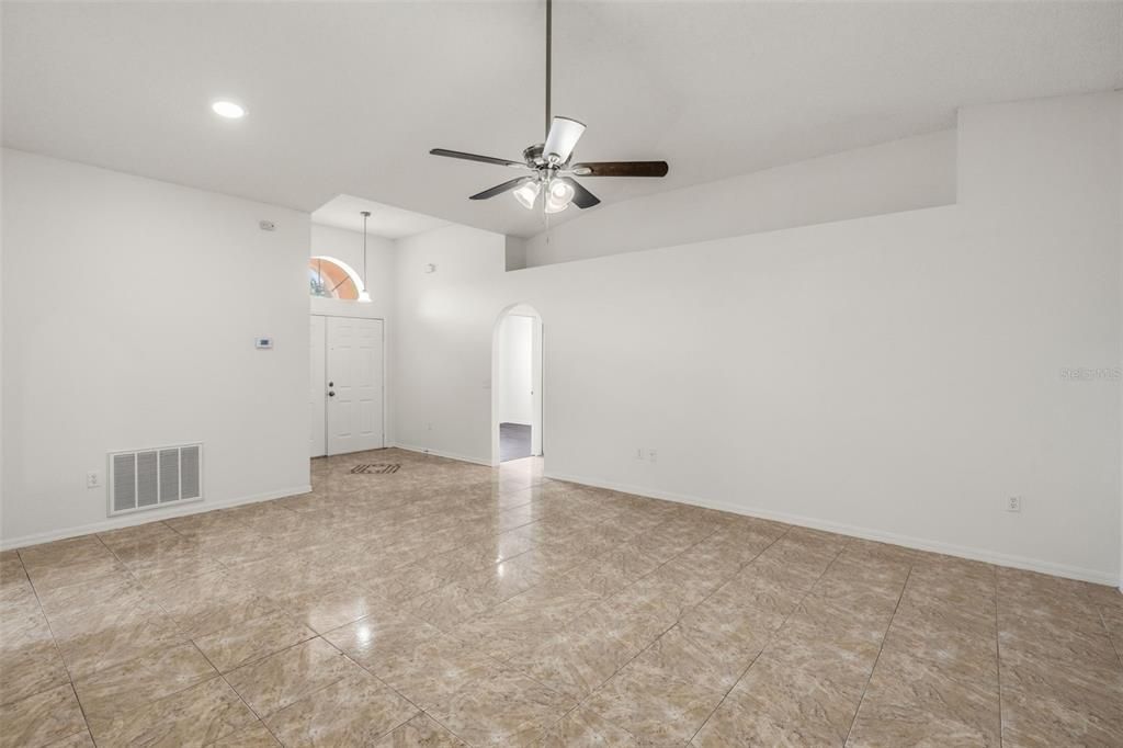 En Renta: $2,399 (3 camas, 2 baños, 1617 Pies cuadrados)