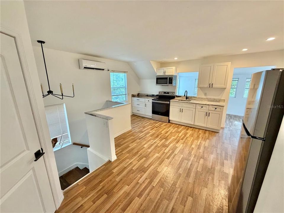For Rent: $1,950 (1 beds, 1 baths, 675 Square Feet)