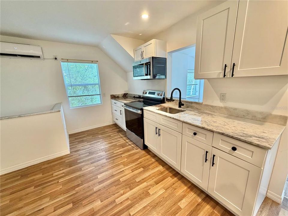 For Rent: $1,950 (1 beds, 1 baths, 675 Square Feet)