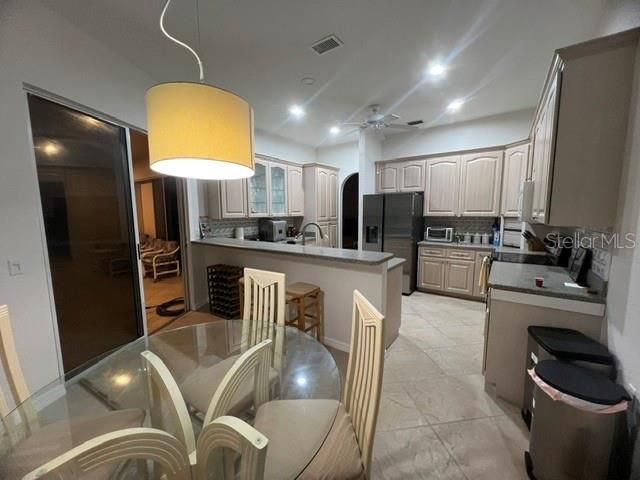 For Rent: $2,400 (3 beds, 2 baths, 2569 Square Feet)