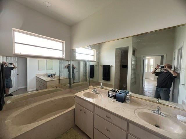 For Rent: $2,400 (3 beds, 2 baths, 2569 Square Feet)