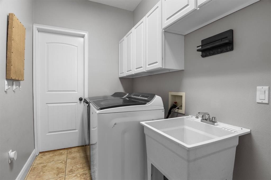 For Sale: $630,000 (5 beds, 2 baths, 2806 Square Feet)