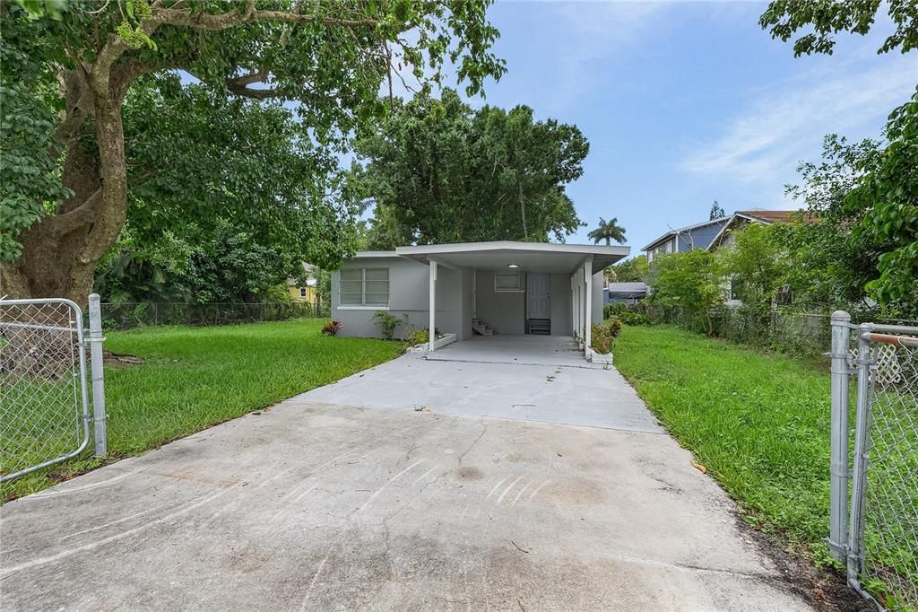 For Sale: $180,000 (2 beds, 1 baths, 684 Square Feet)