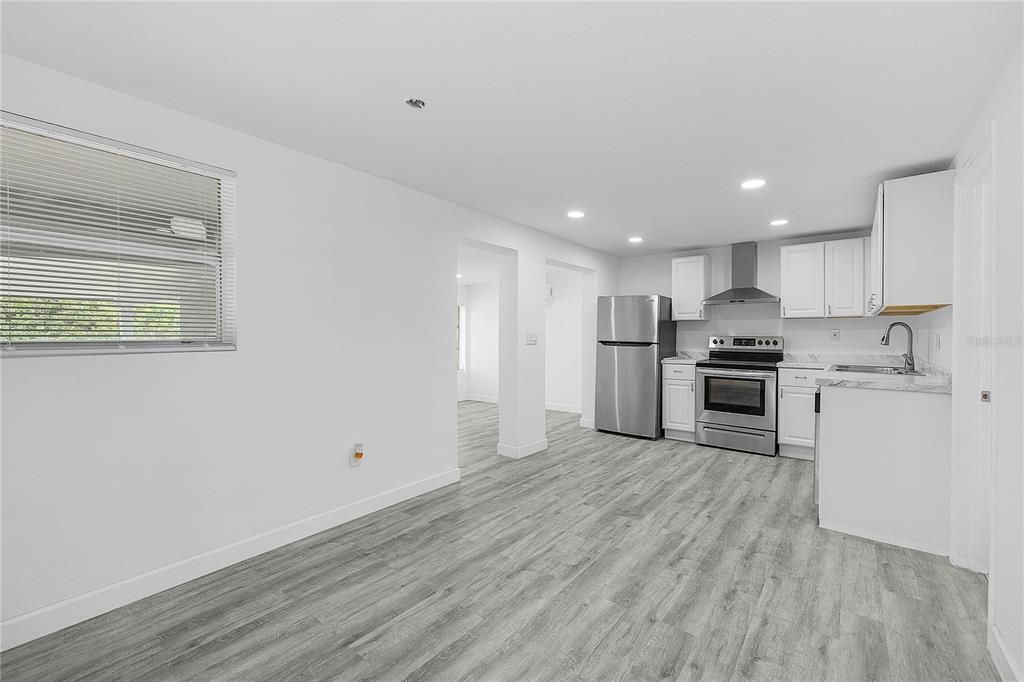 For Sale: $180,000 (2 beds, 1 baths, 684 Square Feet)