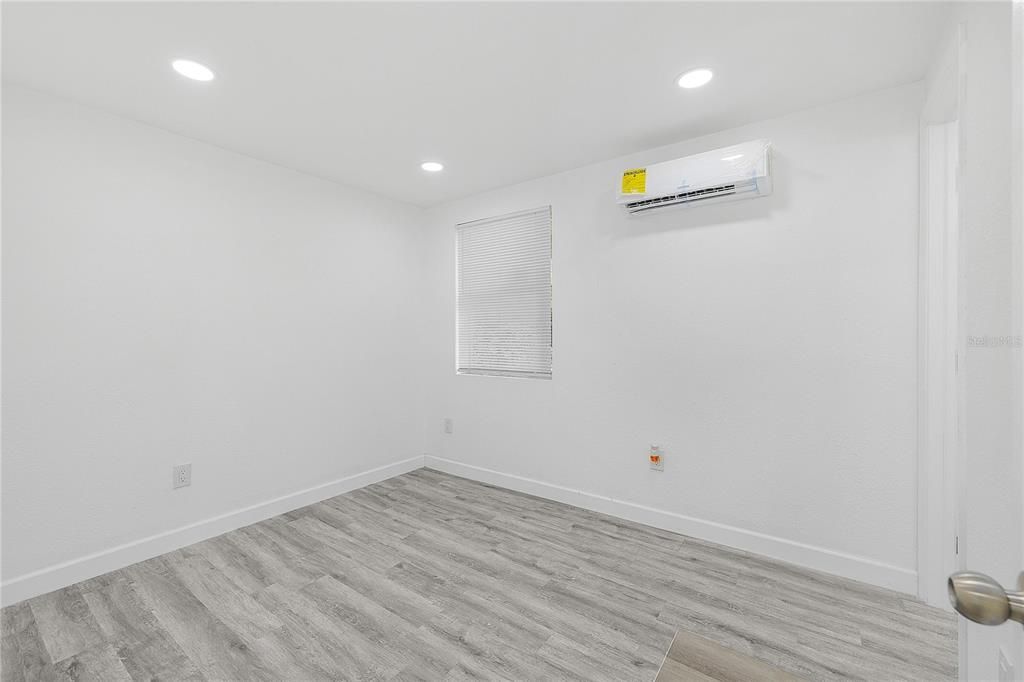 For Sale: $180,000 (2 beds, 1 baths, 684 Square Feet)