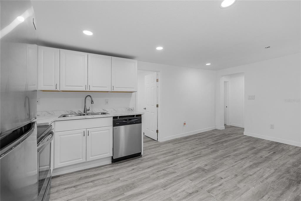 For Sale: $180,000 (2 beds, 1 baths, 684 Square Feet)