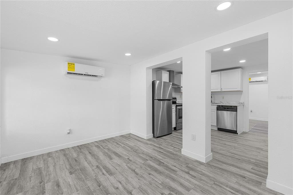 For Sale: $180,000 (2 beds, 1 baths, 684 Square Feet)