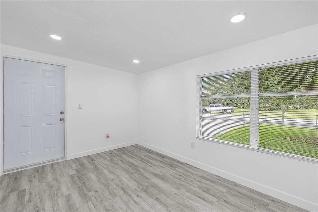 For Sale: $180,000 (2 beds, 1 baths, 684 Square Feet)