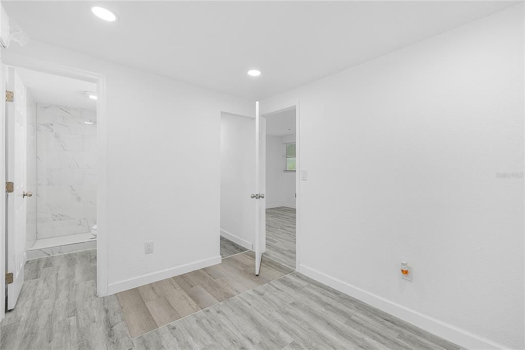 For Sale: $180,000 (2 beds, 1 baths, 684 Square Feet)