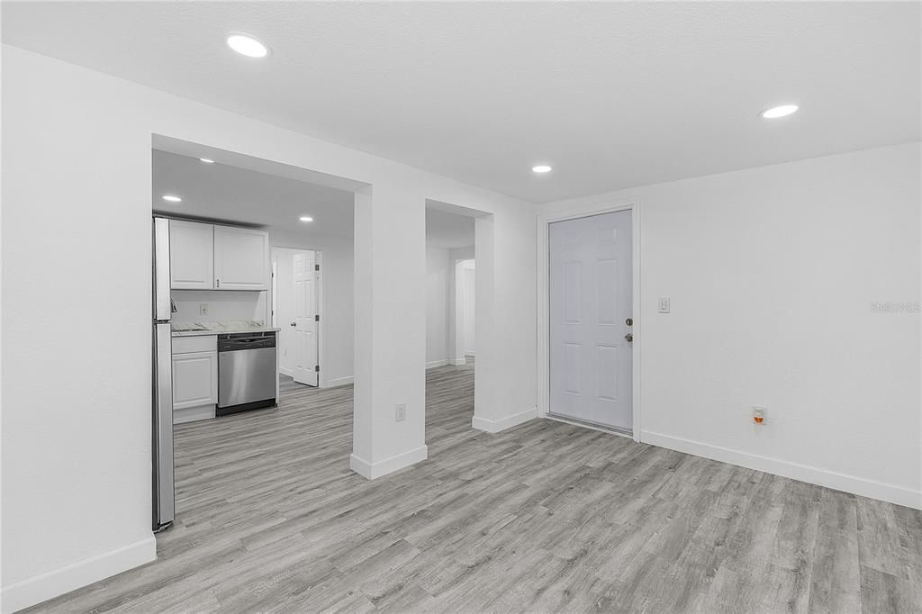 For Sale: $180,000 (2 beds, 1 baths, 684 Square Feet)