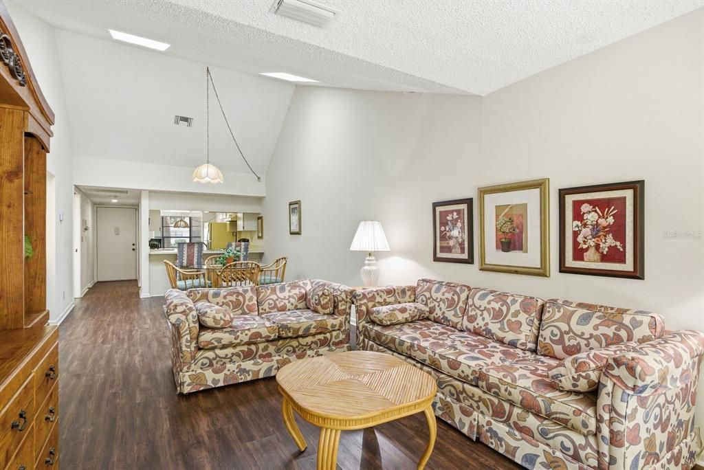 For Sale: $175,000 (2 beds, 1 baths, 1023 Square Feet)