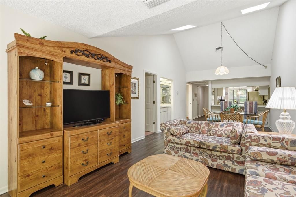 For Sale: $175,000 (2 beds, 1 baths, 1023 Square Feet)
