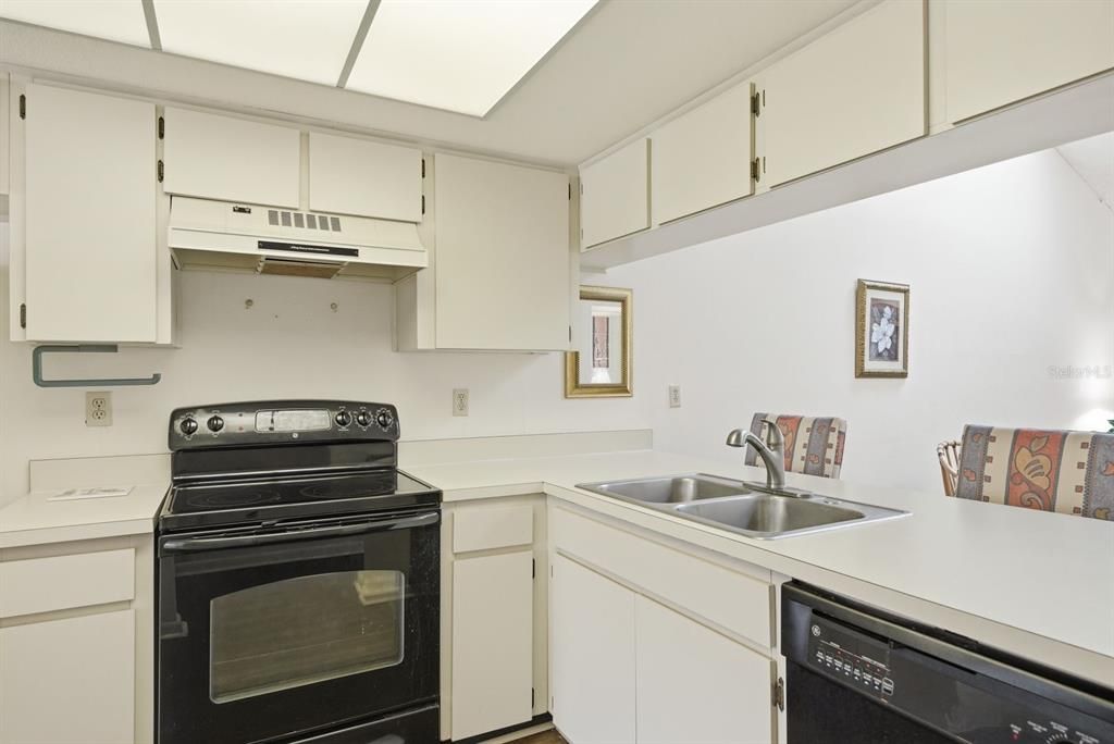 For Sale: $175,000 (2 beds, 1 baths, 1023 Square Feet)