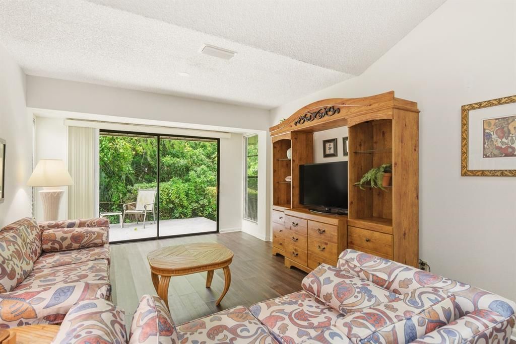 For Sale: $175,000 (2 beds, 1 baths, 1023 Square Feet)