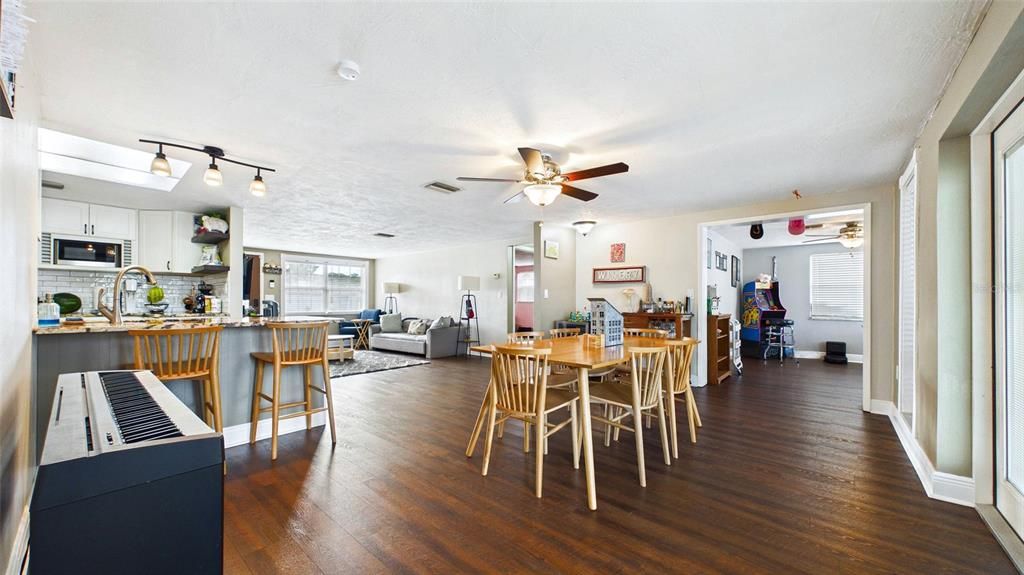En Venta: $429,000 (3 camas, 2 baños, 1900 Pies cuadrados)