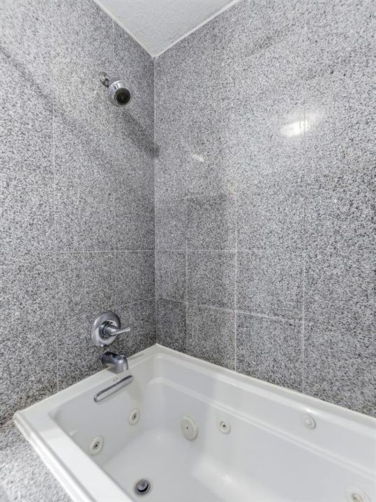 На продажу: $410,000 (2 спален, 2 ванн, 1073 Квадратных фут)
